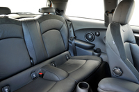 後席は従来型と比較してショルダールーム、フットルームが拡大され、乗降のしやすさも改善されているという。