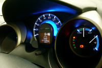 「フィットハイブリッド」のメーターまわり。手前のモーターアシスト計がハイブリッド車の証。