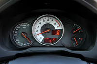 中心にエンジン回転計を配置。レッドゾーンは7400rpmから。プロトタイプの速度計には260km/hまで記されていた。