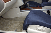 ふくらはぎをサポートする「パワーオットマン機構」は、最上級グレード「350JM」の助手席に標準装備。リクライニングを併用すれば、快適に移動できそうだ。運転手はちょっと寂しいが……写真をクリックすると、オットマンの動きが見られます