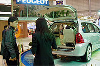 面積1.33m ² のガラスルーフで開放感を出したという「307SW」。全長4420×全幅1750×全高1530mのボディに、7つのシートを載せる。
	
	 