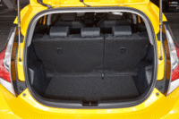 ラゲッジルームの仕様は基本的にベース車と同じ。フロアボードの設定はなく、シートをたたんでも床面には大きな段差が残る。（写真をクリックすると、シートの倒れる様子が見られます）
    