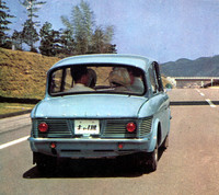 クリフカットのリアウィンドウはほぼ垂直しており、後席ヘッドルームの確保やウィンドウが汚れにくいといった実質的なメリットもあった。