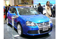 
	こちらは3.2リッターV6を搭載するゴルフのスポーティスペシャル「R32」
	 