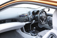 インテリアの様子。ハイブリッド車にしては珍しく、「ホンダCR-Z」は伝統的なMTとシフトパドル付きのCVT、2種類のトランスミッションが選べる。MTは6段で、CVTにはシフトパドルが付く。