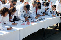 “ハチロックス”の横断幕に全員で寄せ書き。