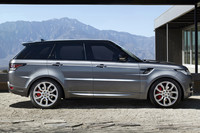 従来モデルよりボディーサイズを一回り拡大。車内空間の広さはもちろん、後席の乗降性も改善している。