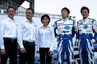 今年からFNに参戦するディレクシブ。写真は左からディビット・プライス（イギリスのF3チーム、ディビット・プライス・レーシングチーム代表。今季はGP2のチーム監督およびFNのスポーティングディレクターを務める）、ジャン・アレジ（ディレクシブのシニアエグゼクティブディレクターに就任。マクラーレンチームとの橋渡し役を務めるなど、チームにおけるモータースポーツプログラムの発展をサポート）、芳賀美里（ディレクシブ代表取締役。2005年にディレクシブモータースポーツを発足。今季はスーパーGT、FNの両カテゴリーにおいてチーム監督を務める）、密山祥吾（スーパーGT、FNともに同チームから参戦。フォーミュラレースは2002年のF3選手権以来）、谷口信輝（GTレースでキャリアを積み、今季よりディレクシブに加入。昨年はスーパー耐久シリーズでタイトル獲得）。（写真＝島村元子）