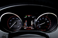 左がスピードメーター（表示は280km/hまで）で、右がタコメーター（レッドゾーンは7000～8000rpm）。