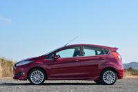 サイドビュー。ドアパネルに深く刻まれたキャラクターラインとクロムのベルトラインなどにより、躍動感が表現されている。
    