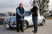 1962年式マーク2をヴィカレッジ社が現代風にリビルドした90年式ヴィカレッジ・マーク2でやってきた徳大寺有恒氏（左）と松本英雄氏。巨匠は91年にこれを入手したそうだが、昨年、内外装に再び手を入れたとあって程度はすばらしい。