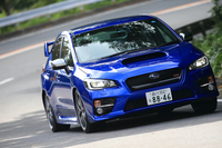 足まわりについては、フロントに専用の倒立式ストラットサスペンションを採用するなど、「WRX S4」とは異なる仕様となっている。
    