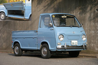 左ハンドルつながりということで、数年前に取材した北米仕様の1966年「サンバー・トラック ロッカー付」。フラットな荷台に三方開き式のアオリを備えた高床式で、国内仕様にも同じモデルが用意されていた。通常の荷台部分は鍵付きのロッカーになっており、荷台は2階建てというわけだ。