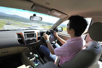 こちらは、タイ向けのSUV「フォーチュナー」（の運転風景）。