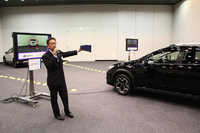 説明会の会場にて実施されたデモンストレーションの様子。黒い「スバルXV」に装着された次世代アイサイトが、前方におかれたもう1台の「XV」を認識する。