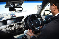 トヨタでは、運転者の気持ちをクルマに伝えるツールとして、ウェアラブルなセンサーの開発も検討しているという。