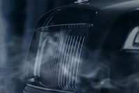 カメラが左側のヘッドランプに差し掛かったところで“おあずけ”に。