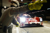 夜のピットから出て行く、17号車のポルシェ919 ハイブリッド。
    