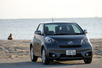 外観では、専用のフロントエアロバンパーやリアディフューザーのほか、フロントフォグランプ、専用色の電動格納式リモコンカラードドアミラーが他グレードとの違い。