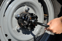 バンと同様、前輪には「デュアルモードオートマチックロッキングハブ」を装備。「AUTO」と「LOCK」の切り替えは、タイヤ交換用の六角レンチで行う。