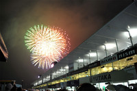 恒例の花火が、レース後の鈴鹿に彩りを添えた。