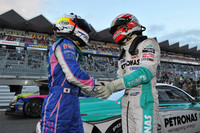 ゴール後のワンシーン。立川祐路（写真左）と中嶋一貴がお互いの健闘をたたえあう。