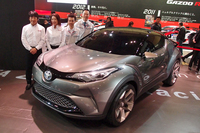 2016年のニュル24時間参戦マシン「トヨタC-HRレーシング」のベースとなる、ハイブリッド車「C-HR」。目下開発の最終段階にあり、市販車両は同年3月のジュネーブモーターショーで披露される予定。