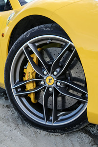 タイヤサイズはクーペと同じ。前（写真）が245/35ZR20で、後ろが305/30ZR20。試乗車にはカーボンセラミックブレーキが備わっていた。