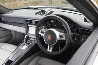 インテリアでは、各所にブラックのアルカンターラを採用している。
    