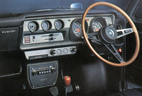 従来より立体的なデザインとなり、木目パネルが廃されるなど、インパネも一新された。
