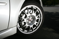 ブレンボ製6ポッドキャリパー＋大径ディスクの強化ブレーキシステムを採用。