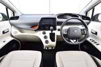 遊び心と機能性を両立させたというインテリア。ダッシュボードには左右非対称の造形が採用されている。写真の室内色は、フロマージュと名付けられたベージュ系のもの。