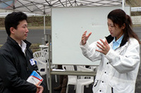 
	カウンターステアのポイントを、佐藤久美インストラクターにうかがう。プロから直接教えを乞えるのも、こうしたスクールならではだ。
	 