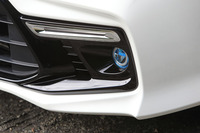 「ステップワゴン モデューロX」専用のフロントビームライトおよびLEDフォグライト。バンパーの左右両端に装着される。