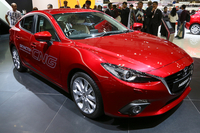 CNGとガソリンの両方で走行可能な「マツダ3（アクセラ）SKYACTIV-CNGコンセプト」。CNGのボンベはトランクルームに搭載されている。
    