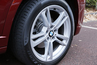 標準のタイヤサイズは225/60R17だが、Mスポーツパッケージではひと回り大きな245/50R18が装着される。今回の試乗車は、オプションで用意される245/45R19（前）、275/40R19（後）の前後異幅タイヤを履いていた。