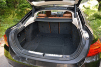 テスト車には、後席が40：20：40分割可倒式となる「スルーローディング・システム」（2万9000円）が装備されていた。（写真をクリックすると荷室のアレンジが見られます）