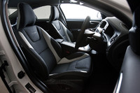 T-Tec／テキスタイル／本革のコンビネーション・スポーツシートは、オフブラック／セラミックライト／オフブラックでコーディネイト。フロントシートバックには、「R-DESIGN」のロゴが配される。