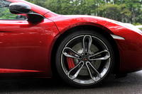 ホイールは、写真の「ニュースタイルライトウェイト鍛造ホイール」（オプション価格：58万8000円）を含む4タイプが用意される。今回のテスト車は「車両リフトシステム」を備えており、段差を越える際など、スイッチ操作でフロントを40mm、リアを25mmリフトアップできる。