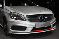 新型「メルセデス・ベンツAクラス」のフロントグリルは、「ニューダイヤモンドグリル」と呼ばれるようだ。