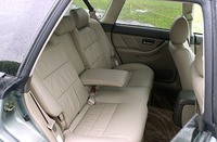 リアシートのヘッドレストは前に倒すことができるので、6：4のフォールディング時にわざわざヘッドレストを外すことなく、荷室を奥行き1800mmに拡大できる。