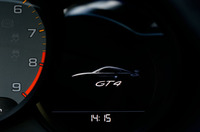 「ケイマンGT4」のシャシーおよびブレーキシステムには「911 GT3」のコンポーネンツがそのまま流用されている。写真は、メーター上に表示されるイメージ映像。