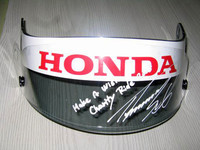 佐藤琢磨さんのサイン入りバイザー。