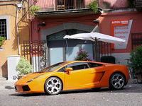 「cutting edge」をテーマに開発されたガヤルド。エンジンはもちろんミドに搭載されるが、クーリングに考慮して、ラジエターはノーズ左右に配される。ムルシエラゴに見られる、最低地上高を稼ぐための「ノーズリフト機構」は備わらない。