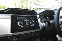 センターディスプレイにはナビゲーションやオーディオ、エネルギーモニターなどのほか、水素ステーション関連の情報も表示される。