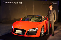 最新型の「アウディR8」（写真はオープンモデルの「スパイダー」）と、アウディジャパン社長の大喜多寛氏。