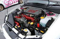 吸排気系を中心にチューンナップされたエンジン。2002年5月に限定発売された、320psのモンスターインプレッサ「S202」と、ほぼ同じチューニングがなされたというから、推定最高出力は320ps!?