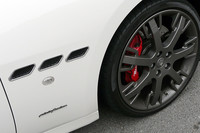 「S」には、6ピストンフロントブレーキキャリパーが標準装備される。カラーはレッドが標準で、ブラック、シルバー、ブルー、イエロー、チタンをオプションで用意。また、20インチホイールもオリジナル。テスト車には、オプションのグリジオマーキュリーという濃いグレーのホイールが装着されていた。（写真＝webCG）