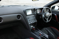 黒×赤ツートンカラーのRECARO製シートが与えられる「ブラックエディション」のインテリア。2010年10月の手入れで、ナビ周りのステッチが変更。センタークラスターフィニッシャーもカーボン製になった。