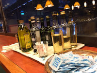 テーブルの脇には、エキストラバージンオリーブオイルやバルサミコ酢が用意されている。